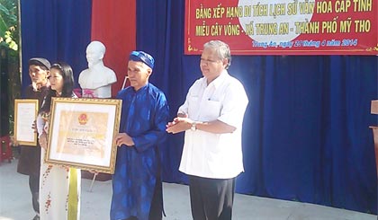 Ông Huỳnh Văn Hiệp, Phó Giám đốc Sở VH-TT&DL trao Bằng công nhận di tích lịch sử - văn hóa miễu Cây Vông.