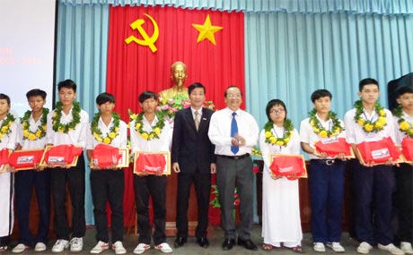 Ông Trần Thanh Đức, Phó Chủ tịch UBND tỉnh và đại diện Ngân hàng TMCP Kiên Long trao học bổng.
