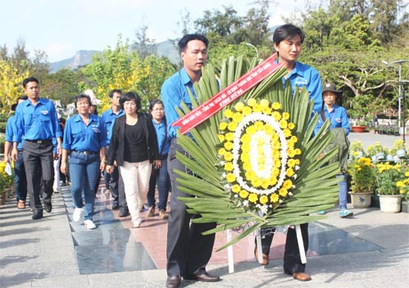 Dâng hoa, thắp hương tưởng niệm tại Nghĩa trang Hàng Dương.
