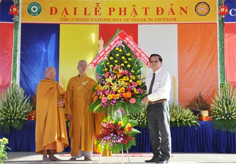 Ông Nguyễn Văn Khang, Chủ tịch UBND tỉnh trao hoa chúc mừng Phật Đản cho Thượng tọa Thích Giác Nhân và Hòa thượng Thích Hoằng Đức, Phó Trưởng Ban Trị sự Phật giáo tỉnh.