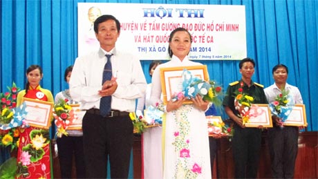 Ông Trần Văn Trí, Trưởng Ban Tuyên giáo Thị ủy Gò Công trao giải Nhất cho thí sinh Lê Kim Trúc.