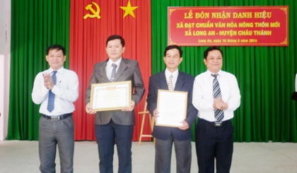 Lãnh đạo huyện Châu Thành trao quyết định Công bố danh hiệu Xã văn hóa nông thôn mới cho lãnh đạo xã Long An