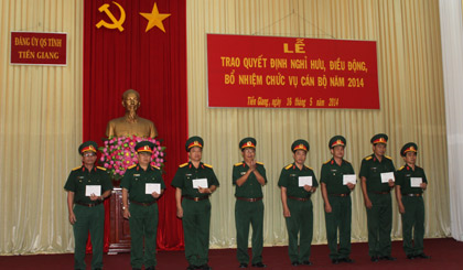 Đại tá Trần Văn Lan, Chỉ huy trưởng Bộ CHQS tỉnh trao quyết định cho cán bộ ở các cơ quan, đơn vị.
