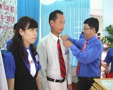 Anh Trần Thanh Nguyên, Bí thư Tỉnh đoàn gắn Kỷ niệm chương Vì thế hệ trẻ cho các cá nhân.
