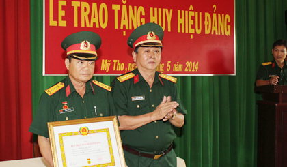 : Đại tá PhạmThanh Hồng - Ủy viên Thường vụ Đảng ủy quân sự tỉnh - Chủ nhiệm Phòng Chính trị trao huy hiệu 30 năm tuổi đảng cho Thượng tá Phan Văn Tư