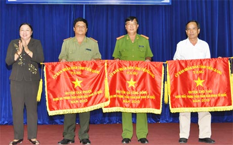Bà Trần Kim Mai, Phó Chủ tịch Thường trực UBND tỉnh trao Cờ thi đua cho các đơn vị.