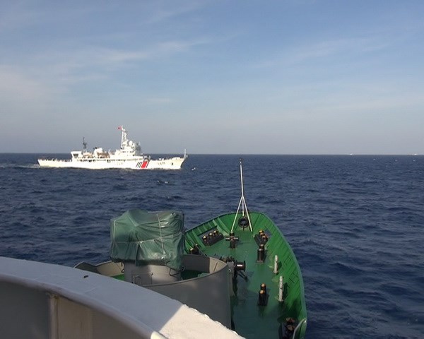  Dưới sự bảo vệ của tàu Cảnh sát biển và tàu Kiểm ngư Việt Nam, tàu đánh cá của ngư dân ta vẫn tiếp tục hoạt động tại khu vực này. Ảnh: Công Định - Hữu Trung/ Phóng viên TTXVN