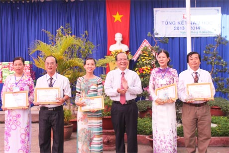 Ông Trần Thanh Đức, Phó Chủ tịch UBND tỉnh trao thưởng cho giáo viên dạy giỏi của Trường THPT Chuyên Tiền Giang.