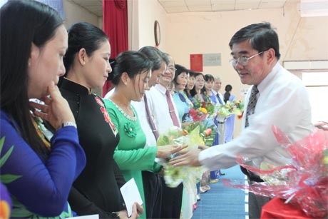 Ông Nguyễn Hồng Oanh, Giám đốc Sở Giáo dục và Đào tạo tuyên dương giáo viên dạy giỏi.