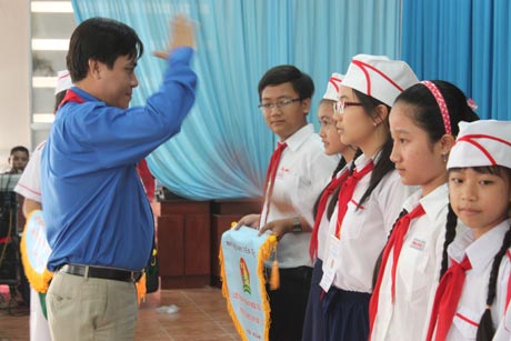 Anh Ngô Huỳnh Quang Thái trao quà cho các em thiếu niên, nhi đồng trong Ngày hội Liên hoan Tuổi thơ.