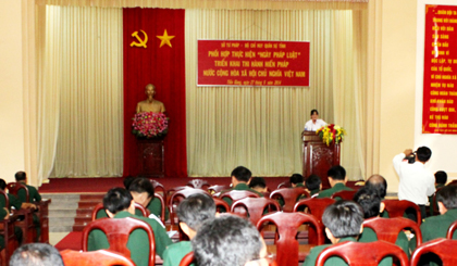 Đồng chí Huỳnh Thị Bé, Phó Giám đốc Sở Tư pháp giới thiệu nội dung Hiến pháp năm 2013 cho cán bộ, chiến sĩ LLVT tỉnh