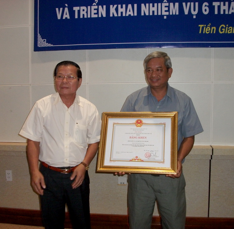Ông Nguyễn Văn Khang, Chủ tịch UBND tỉnh trao Bằng khen của Thủ tướng Chính phủ cho nhân dân và cán bộ xã Tân Thanh (Cái Bè).