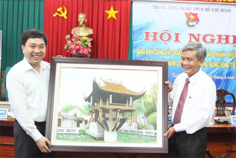 Ông Nguyễn Mạnh Dũng, Bí thư Thường trực Trung ương Đoàn tặng quà lưu niệm cho Ban Dân vận Tỉnh ủy Tiền Giang.