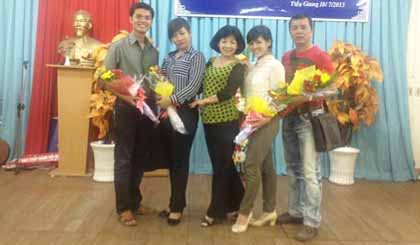 Thùy Dương (thứ hai từ phải qua) trong buổi lễ kết nạp hội viên Hội Nghệ sĩ Múa Việt Nam ngày 10-7-2013 và mẹ - Biên đạo múa Thu Thủy (giữa).