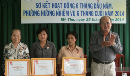 Ông Huỳnh Văn Thanh - Phó Chủ tịch Hội Chữ thập đỏ tỉnh Tiền Giang trao kỷ niệm chương cho các cá nhân