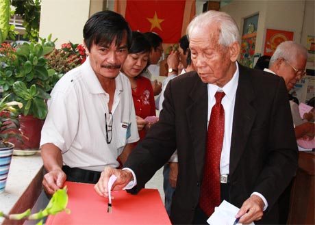 Ông Sáu Bình đi bỏ phiếu bầu đại biểu Quốc hội và HĐND tỉnh Tiền Giang ngày 22-5-2011. Ảnh: V.T