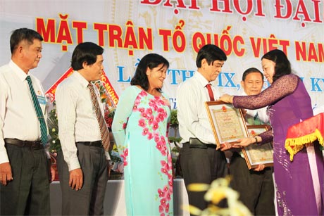 Bà Trần Kim Mai, Phó Chủ tịch Thường trực UBND tỉnh trao Bằng khen cho các tập thể, cá nhân.