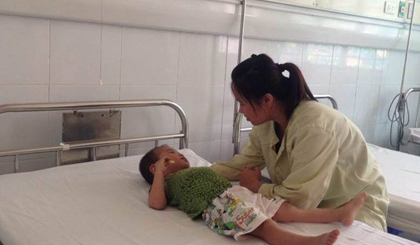 Một bệnh nhân nhi mắc bệnh viêm não Nhật Bản nằm điều trị tại Bệnh viện Nhi Trung ương. 
