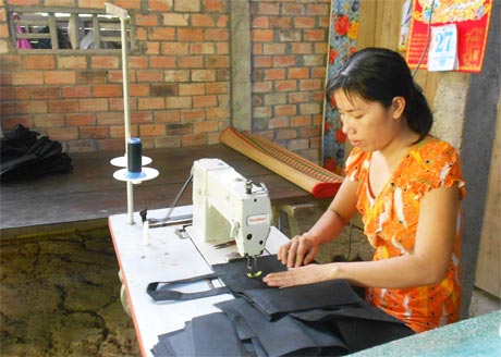 Từ lớp dạy nghề may công nghiệp của Hội LHPN huyện Cai Lậy, chị Đỗ Thị Trang (ấp Mỹ Chánh, xã Long Tiên) đã có thêm thu nhập từ nghề may túi xách.