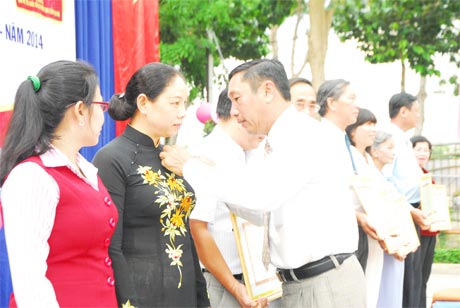 Ông Nguyễn Ngọc Minh, Giám đốc Sở Văn hóa - Thể thao và Du lịch gắn Kỷ niệm chương cho các cá nhân.