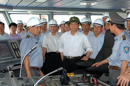 Thủ tướng Nguyễn Tấn Dũng thị sát tàu kiểm ngư KN-781. Ảnh: VGP/Nhật Bắc