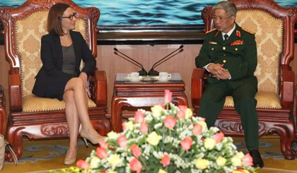 Thượng tướng Nguyễn Chí Vịnh, Thứ trưởng Bộ Quốc phòng tiếp Bà Kelly Magsamen, quyền Trợ lý Bộ trưởng Quốc phòng Mỹ. 