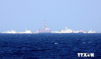 Nhiều tàu Trung Quốc vây quanh, bảo vệ giàn khoan Hải Dương-981 hạ đặt trái phép trên vùng biển Việt Nam. (Nguồn: TTXVN)