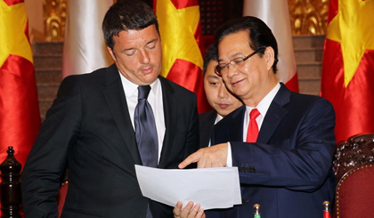 Việt Nam mong muốn phát triển quan hệ với Italy đi vào chiều sâuThủ tướng Nguyễn Tấn Dũng và Thủ tướng nước Cộng hòa Italy Matteo Renzi trao đổi về tình hình trên biển Đông. 