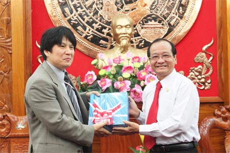 Ông Trần Thanh Đức, Phó Chủ tịch UBND tỉnh tặng quà lưu niệm cho Phó Tổng Lãnh sự Nhật Bản.