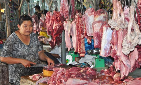  Giá heo hơi tăng kéo theo thịt heo tại chợ cũng tăng (ảnh chụp 1 quày bán thịt heo ở chợ Thạnh Trị, phường 4, TP. Mỹ Tho).