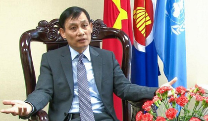 Đại sứ Lê Hoài Trung tại buổi trả lời báo chí quốc tế. 