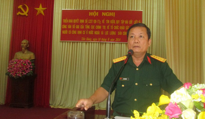 Đại tá Cao Văn Mĩa, Phó Chính ủy Bộ chỉ huy Quân sự tỉnh triển khai Quyết định của Thủ tướng Chính phủ.