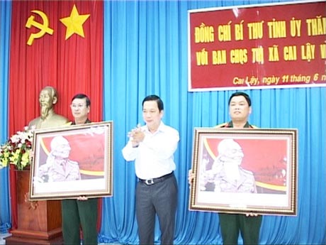 Ông Trần Thế Ngọc tặng quà lưu niệm cho BCH Quân sự huyện và TX. Cai Lậy.