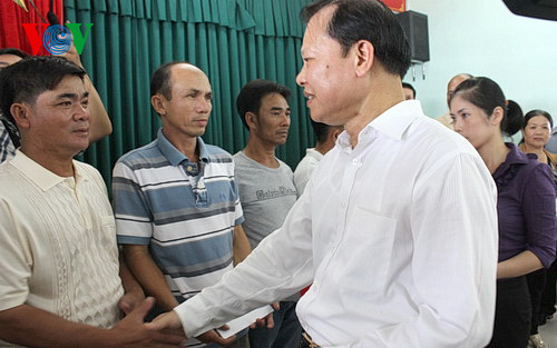 Phó Thủ tướng Vũ Văn Ninh thăm, tặng quà cho ngư dân Đà Nẵng vừa đánh bắt tại ngư trường Hoàng Sa trở về 