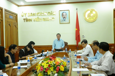 Ông Nguyễn Văn Khang Chủ tịch UBND tỉnh phát biểu chỉ đạo tại cuộc họp.