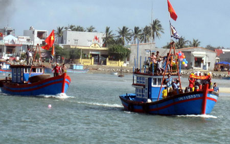  Mặc dù bị Trung Quốc cản trở, ngư dân Quảng Ngãi vẫn kiên gan bám biển.