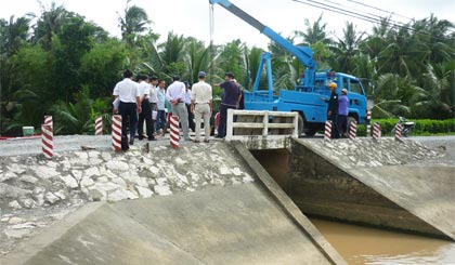Công ty TNHH MTV Khai thác công trình thủy lợi phối hợp Chi cục Thủy lợi và phòng chống lụt bão kiểm tra cửa cống và khe phai cống Bình Long - xã Bình Ninh, huyện Chợ Gạo.