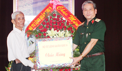 Thiếu tướng Ngô Văn Ba – Phó Chủ nhiệm Cục Chính trị QK 9 tặng lẳng hoa và quà cho Ban đai diện phật giáo Hòa hảo tỉnh Tiền Giang