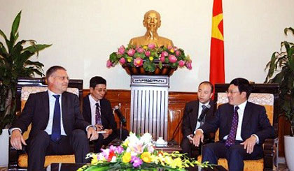 Phó Thủ tướng Phạm Bình Minh tiếp Quốc Vụ khanh Bộ Ngoại giao Đức Markus Ederer.