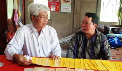 Chủ tịch Hội Chữ thập đỏ tỉnh đến tận nhà thăm hỏi anh Trần Phục Hưng (bên phải). 