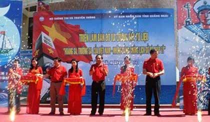 Đại diện Bộ TTTT và lãnh đạo tỉnh Quảng Ngãi cắt băng khai mạc triển lãm. Ảnh: VGP/Lưu Hương