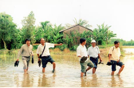 Anh hùng LLVT Hồ Bé (thứ 2 từ trái qua) đi thăm nạn nhân vùng lũ.