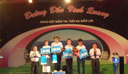 Ông Nguyễn Hồng Oanh, Giám đốc Sở GD&ĐT (phải) và ông Trần Văn Quảng, Phó Giám đốc Đài PT&TH Tiền Giang trao thưởng cho các thí sinh kỳ thi chung kết quý III.