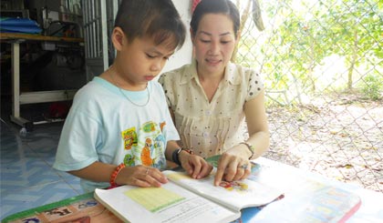 Kiến thức có được qua những lần sinh hoạt CLB “Gia đình hạnh phúc” giúp chị Nguyễn Thị Thu Diễm (ấp 3, xã Cẩm Sơn) chăm sóc con cái tốt hơn.