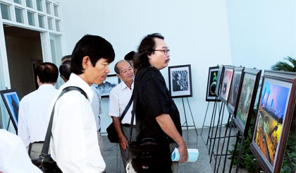 Các đại biểu xem triển lãm ảnh đạt giải qua 28 kỳ Liên hoan Ảnh ĐBSCL bên lề buổi Hội thảo.