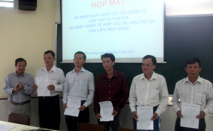 Ông Nguyễn Văn Hồng, Chủ tịch Liên minh Hợp tác xã tỉnh trao giấy chứng nhận cho các thành viên mới.