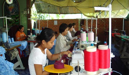 Đào tạo nghề và tạo việc làm cho phụ nữ là hoạt động thiết thực để rút ngắn khoảng cách giới trong lĩnh vực kinh tế.