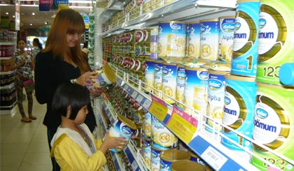 Khách hàng đang chọn lựa mua sữa tại Co.op Mart Mỹ Tho.