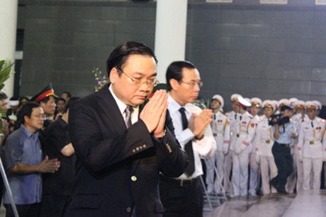 Đoàn đại biểu Chính phủ do Phó Thủ tướng Hoàng Trung Hải dẫn đầu đến viếng. Ảnh VOV