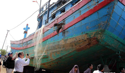 Đoàn đại biểu quốc tế thị sát chiếc tàu cá Việt Nam bị đâm Trung Quốc đâm thủng, được sửa chữa tại Đà Nẵng tháng 6-2014 .